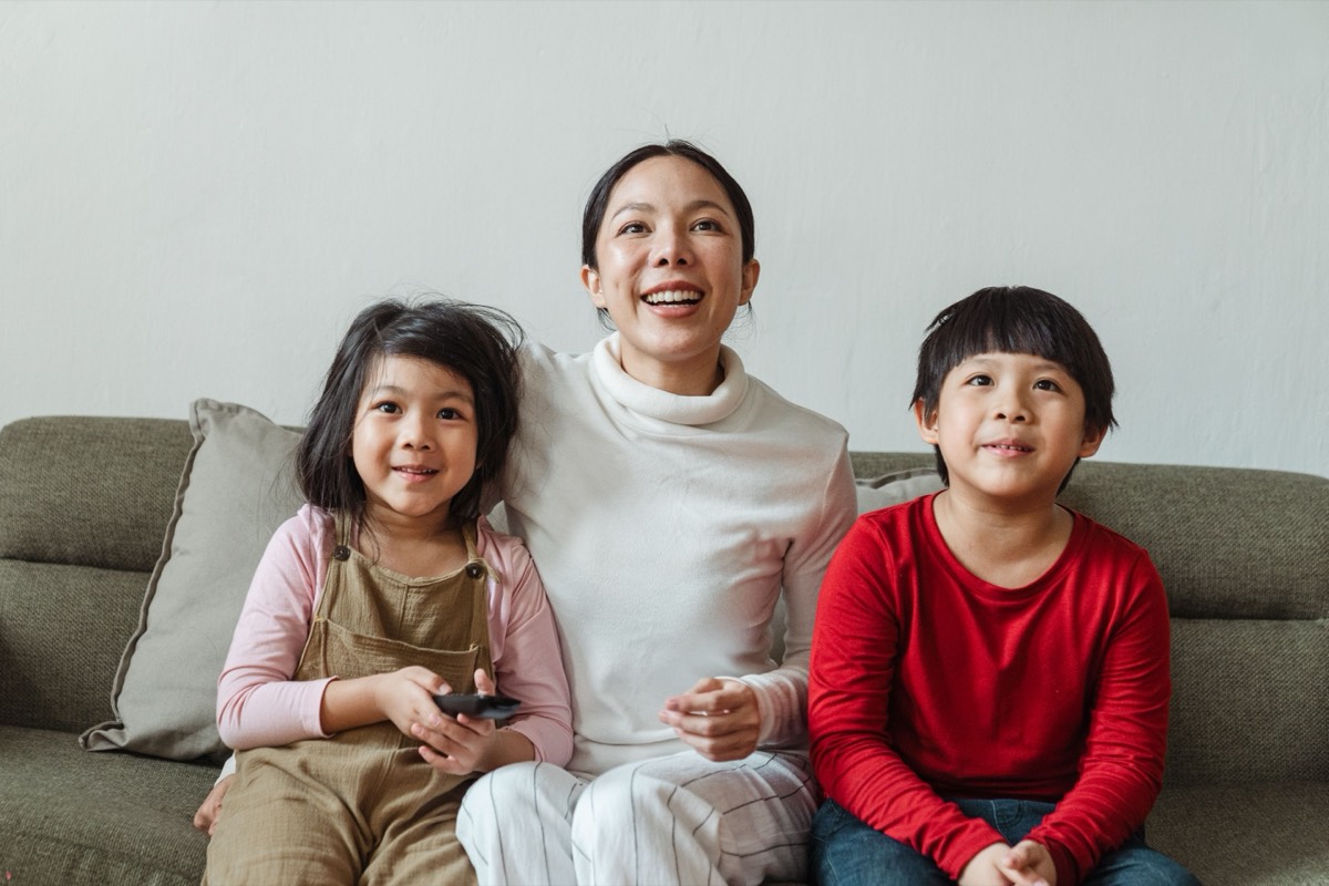 Mutter mit zwei Kindern auf dem Sofa