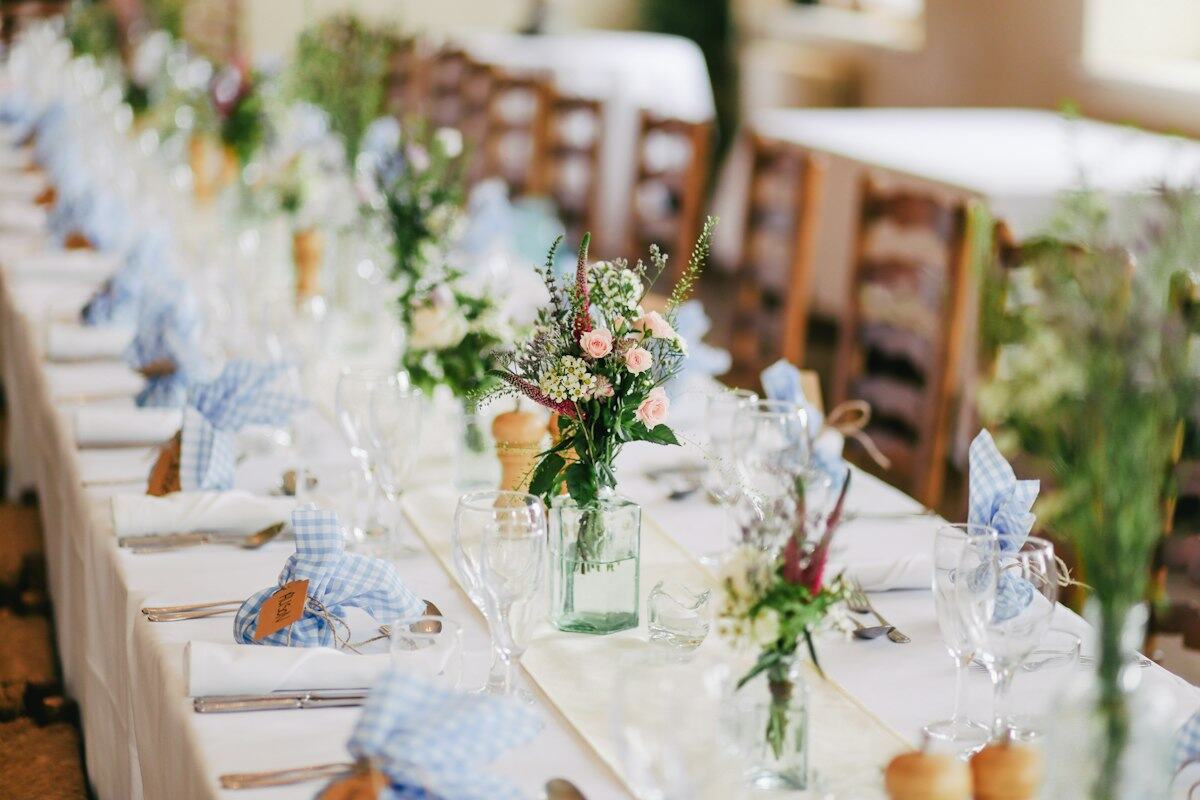 Festlich gedeckte Hochzeitstafel mit Blumendekoration